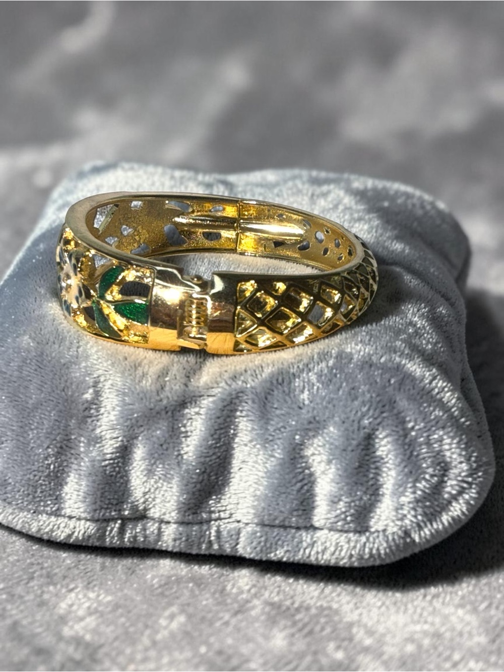 Vintage Multicolor Floral Cloisonné Enamel Hinged Bangle Gold Tone Bracelet - Picture 7 of 7